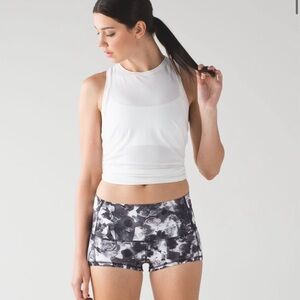 Lululemon Women’s Waistband Pocket Black and White Wunder Mini Short Size 10